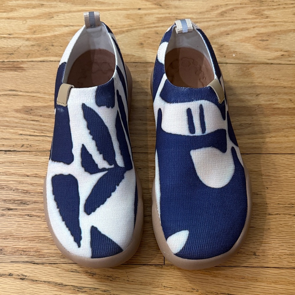 Stylish UIN Art Travel Walking Shoes with Blue and White Abstract Design NWOT